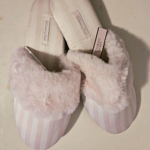 NWT Victoria's Secret 9.5 pink fluffy slippers